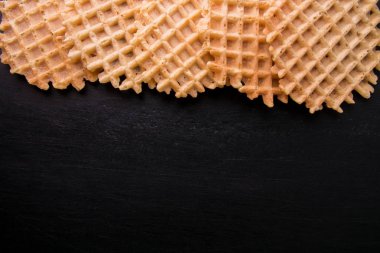 Belçika waffle siyah arka plan üzerine. Üstten Görünüm. Uzay kopyalayın. Çerçeve.