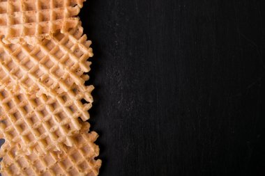 Belçika waffle siyah arka plan üzerine. Üstten Görünüm. Uzay kopyalayın. Çerçeve.