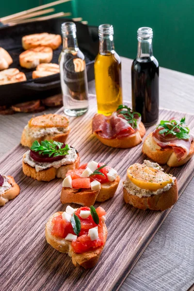 Bruschetta şişe sos ile yakınındaki ahşap arka plan ayarlayın. Crostini. — Stok fotoğraf