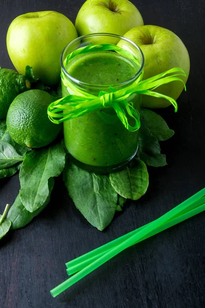Batido verde cerca de los ingredientes para ello sobre fondo de madera negro. Manzana, lima, espinacas. Desintoxicación. Bebida saludable . —  Fotos de Stock