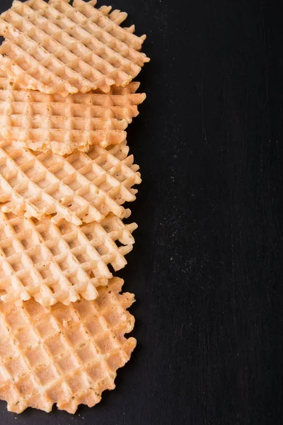 Belçika waffle siyah arka plan üzerine. Üstten Görünüm. Uzay kopyalayın. Çerçeve.