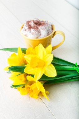 Nergis kahve Beyaz ahşap zemin üzerinde yakınındaki buket. Yakın çekim.