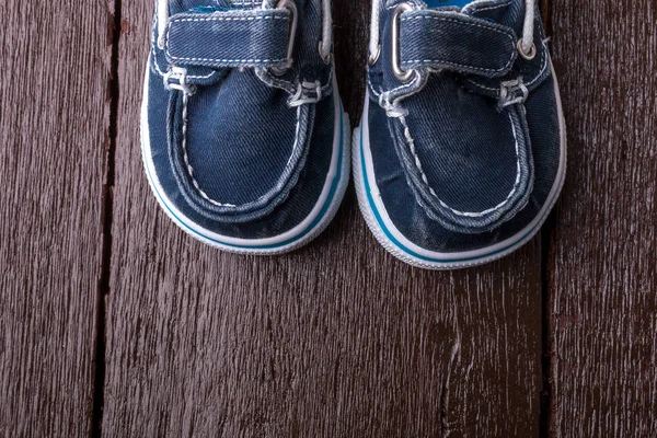 Blauwe boot schoenen op bruin houten achtergrond. Jongen schoeisel. Bovenaanzicht. — Stockfoto