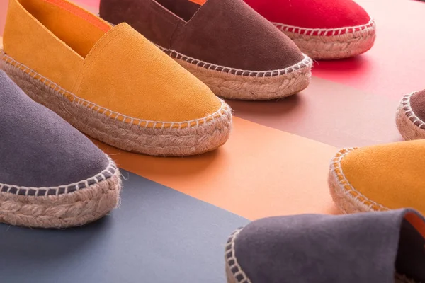 Instappers op multicolor achtergrond. Close-up. Espadrilles. — Stockfoto