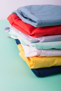 Parlak kadın pantolon yığını. Renkli pantolon ve kot katlanmış. Yakın çekim