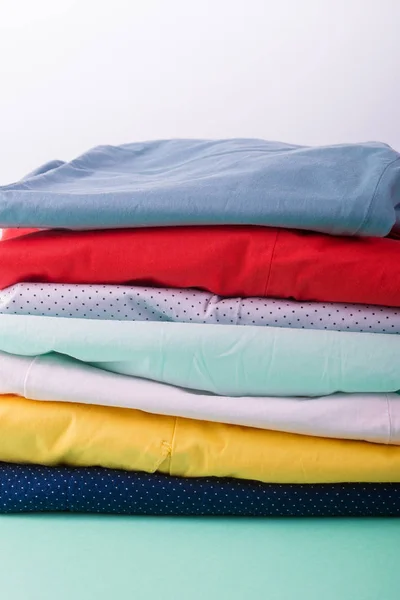 Gevouwen kleurrijke broeken en jeans. Stapel heldere vrouwelijke broek. Close-up. — Stockfoto