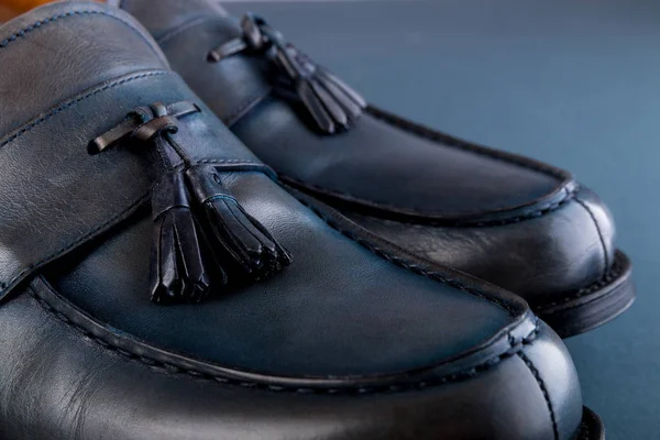 Blauwe schoenen op blauwe achtergrond. Eén paar. Sluiten.. — Stockfoto