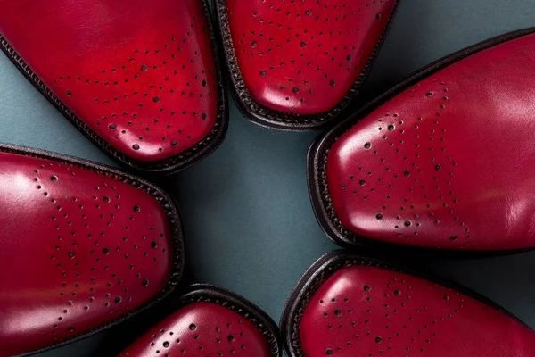Tres pares de brogues en círculo. Zapatos oxford rojos sobre fondo azul. Vista superior . —  Fotos de Stock