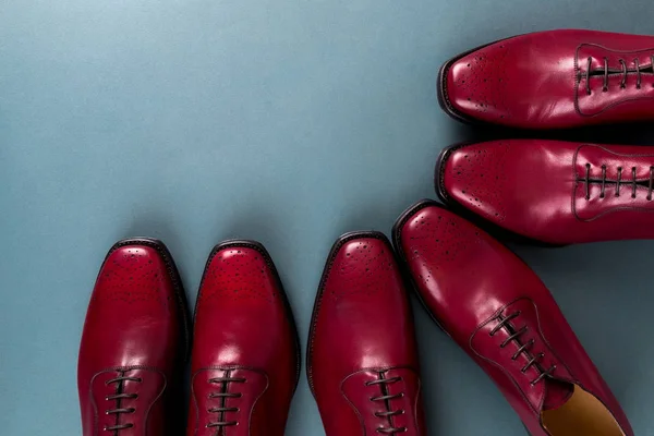 Zapatos oxford rojos sobre fondo azul. Tres pares de brogues. Vista superior . —  Fotos de Stock