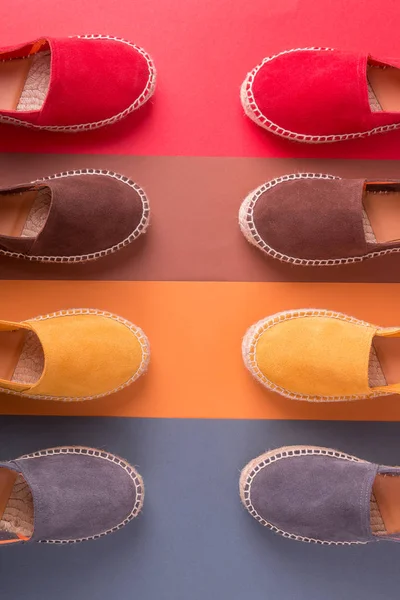 Espadrillas su sfondo multicolore. Vista dall'alto. Quattro paia . — Foto Stock