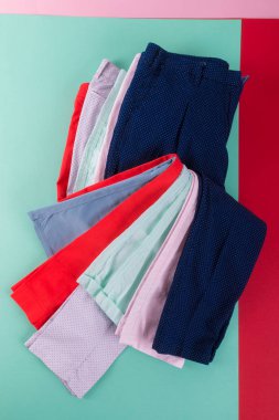 Renkli pantolon ve kot katlanmış. Üstten Görünüm.