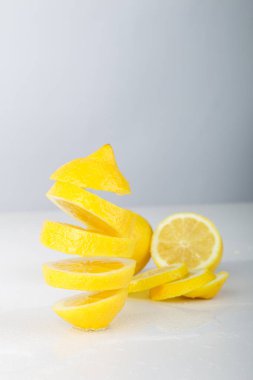 Uçan limon. Limon beyaz zemin üzerine dilimlenmiş. Havada yüzer düşüncesizlik meyve.