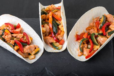 Domuz eti ve sebze ile Meksika Taco. Al papaz taco kayrak sofra üzerinde