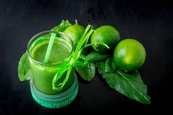 Batido verde cerca de centímetro e ingredientes para ello sobre fondo de madera negro. Dieta. Desintoxicación. Bebida saludable . —  Fotos de Stock