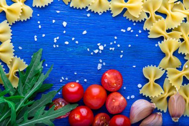 Gıda çerçeve. Makarna malzemeler. İtalyan yemeği yemek. Üstten Görünüm. Kopya alanı.