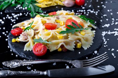 Kiraz domates, ton balığı, Mısır ve roka ile kayrak plaka makarna salatası. malzemeler. Italyan Mutfagi.
