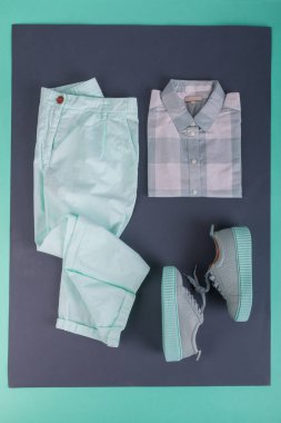 Yaz veya bahar kadın renk kıyafet nane. Gömlek, pantolon, spor ayakkabı gri arka plan üzerinde. Üstten Görünüm.