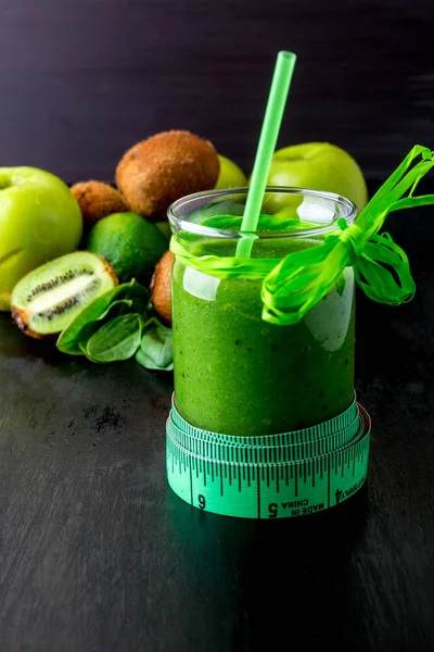 Batido verde cerca de centímetro e ingredientes para ello sobre fondo de madera negro. Dieta. Desintoxicación. Bebida saludable . —  Fotos de Stock