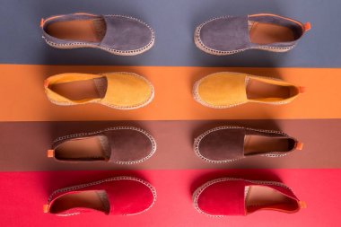 Loafer'lar çok renkli arka plan üzerinde. Üstten Görünüm. Dört çift.