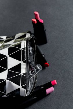 Siyah ve beyaz çanta kümesiyle ruj makyaj. Moda renkli. Profesyonel makyaj ve güzellik. Üstten Görünüm. Kopya alanı