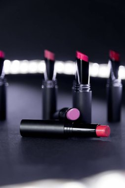 Mat ruj kırmızı ve doğal renkleri beyaz ve siyah arka plan üzerinde ayarlayın. Moda renkli ruj. Profesyonel makyaj ve güzellik. Yanıp sönen bokeh arka plan