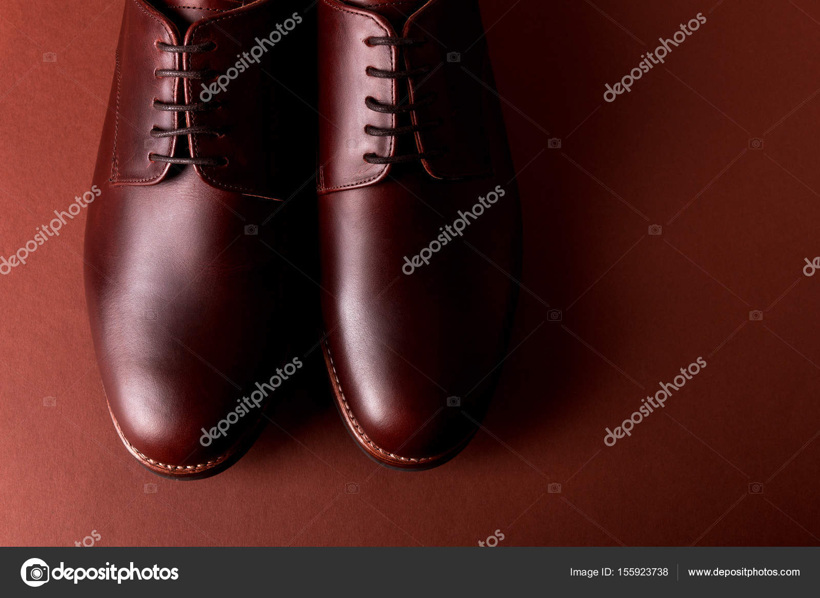 Braune Oxford Schuhe auf rotem Grund. Hautnah. Ansicht von Neue braune Turnschuhe, Ansicht von oben — Stockfoto