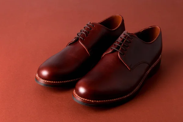 Sapatos Brown Oxford em fundo vermelho. Fechar . — Fotografia de Stock