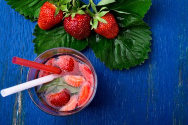 Çilek nane Detoks su cam mavi zemin üzerine. Diyet. Üstten Görünüm.