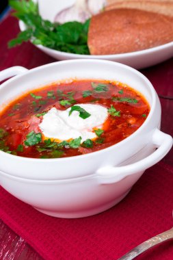 Ukraynalı geleneksel borsch. Kırmızı ahşap arka plan üzerinde beyaz kase Rus vejetaryen kırmızı çorba. Pancar çorbası, pancar ile borshch.