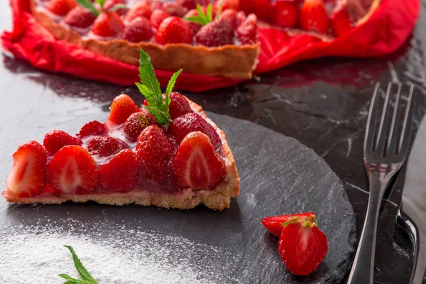 Tarta de fresa en pizarra negra. De una pieza. De cerca. . — Foto de Stock