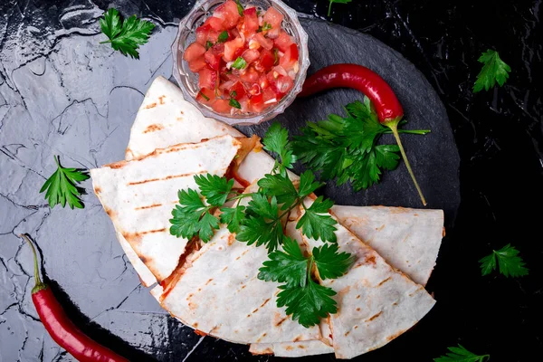 Quesadilla messicana con salsa su piatto di ardesia nera. Peperoncino. Vista dall'alto . — Foto Stock