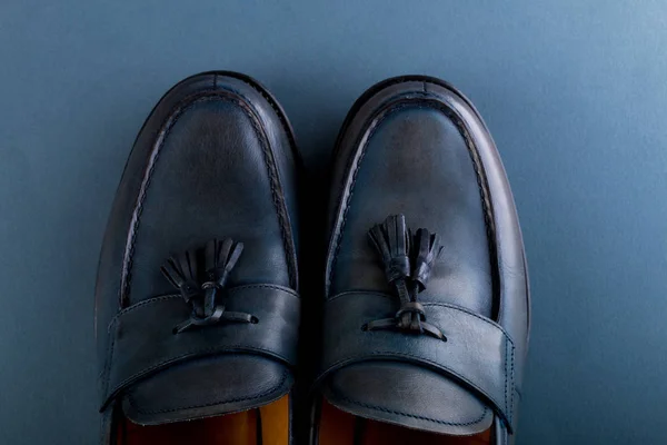 Zapatos mocasines azules sobre fondo azul. Un par. Vista superior. Copiar espacio. — Foto de Stock