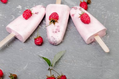 Ahududu Ice cream gri arka plan üzerinde. Üç çubuklu dondurmayı. Üstten Görünüm. Ev yapımı.