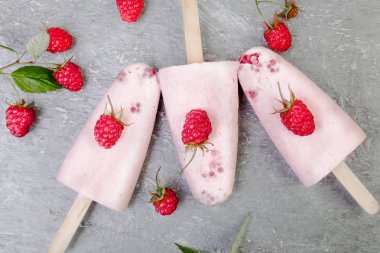 Ahududu Ice cream gri arka plan üzerinde. Üç çubuklu dondurmayı. Üstten Görünüm. Ev yapımı.