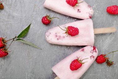Ahududu Ice cream gri arka plan üzerinde. Üç çubuklu dondurmayı. Üstten Görünüm. Ev yapımı.