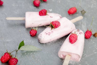 Ahududu Ice cream gri arka plan üzerinde. Üç çubuklu dondurmayı. Üstten Görünüm. Ev yapımı.