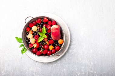 Meyve ve çilek gri metal kabın içinde karıştırın. Üstten Görünüm.