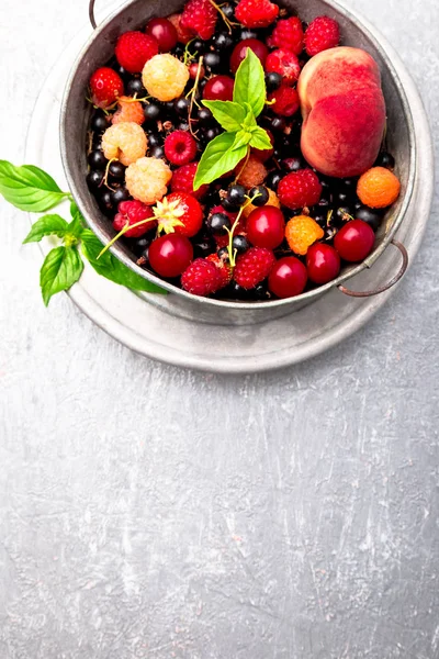 Mezclar frutas y bayas en un recipiente de metal gris. Vista superior . — Foto de Stock