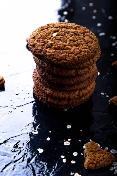 Havermout koekjes op zwarte achtergrond. Handdoek van oat cookies. — Stockfoto