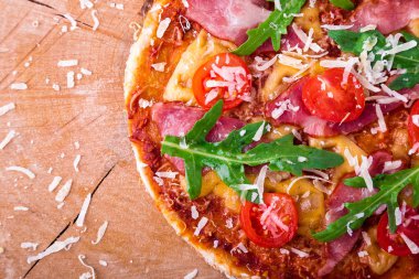 Ev yapımı pizza salam, domates, roka ahşap Pano mavi zemin üzerine. Üstten Görünüm.