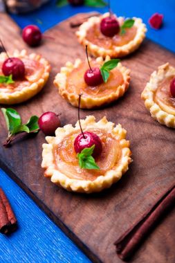 Karamel küçük ahşap tahta ve rustik arka plan mavi tarts elma. Cennet elması ile Fransız tatin. Yakın çekim.