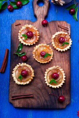 Karamel küçük ahşap tahta ve rustik arka plan mavi tarts elma. Cennet elması ile Fransız tatin. Üstten Görünüm