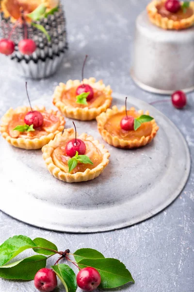 Tarte mici caramel de mere pe fundal gri. Tatuaj francez cu mere paradis . — Fotografie, imagine de stoc