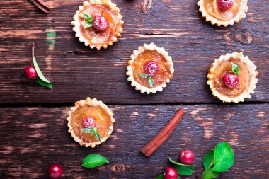 Karamel küçük kahverengi rustik arka plan üzerinde tarts elma. Cennet elması ile Fransız tatin. Üstten Görünüm.