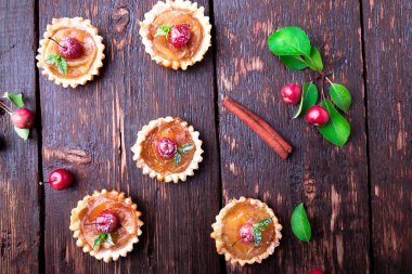 Karamel küçük kahverengi rustik arka plan üzerinde tarts elma. Cennet elması ile Fransız tatin. Üstten Görünüm.