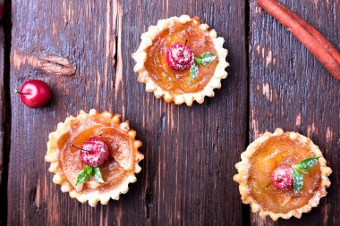 Karamel küçük kahverengi rustik arka plan üzerinde tarts elma. Cennet elması ile Fransız tatin. Üstten Görünüm.