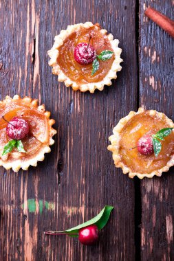 Karamel küçük kahverengi rustik arka plan üzerinde tarts elma. Cennet elması ile Fransız tatin. Üstten Görünüm.