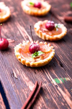 Karamel küçük kahverengi rustik arka plan üzerinde tarts elma. Cennet elması ile Fransız tatin.