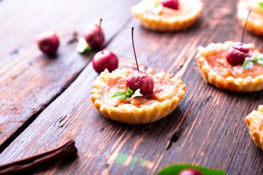 Karamel küçük kahverengi rustik arka plan üzerinde tarts elma. Cennet elması ile Fransız tatin.