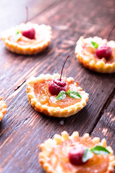 Tarte mici de caramel de mere pe fundal rustic maro. Tatuaj francez cu mere paradis . — Fotografie, imagine de stoc